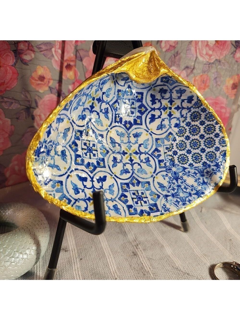 DECOUPAGE CLAM SHELL DECOUPAGE BLUE PATTERN ON A CLAM SHELL TRINKET DISH - Picture 2 of 11
